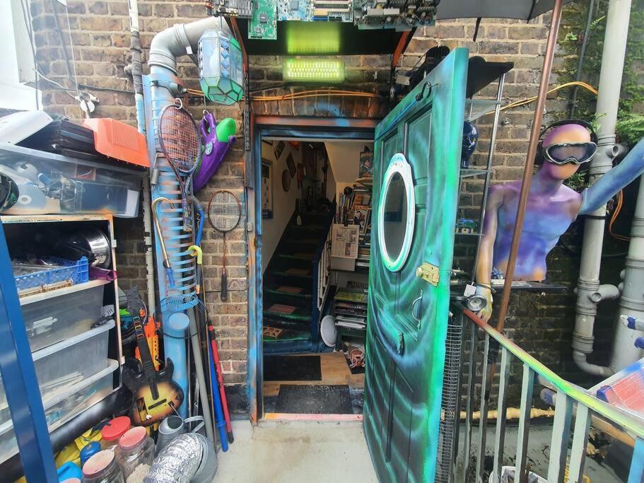 Cyber-Art Studio In Camden London Exterior foto