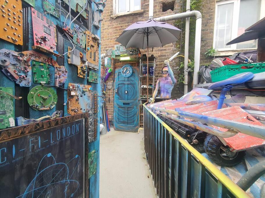 Cyber-Art Studio In Camden London Exterior foto