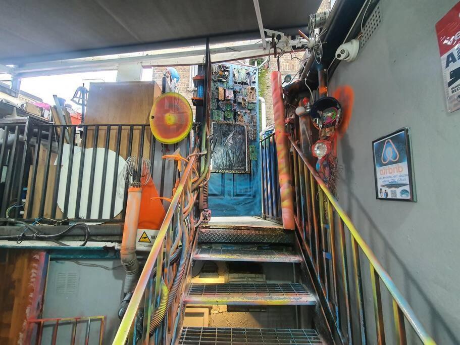 Cyber-Art Studio In Camden London Exterior foto